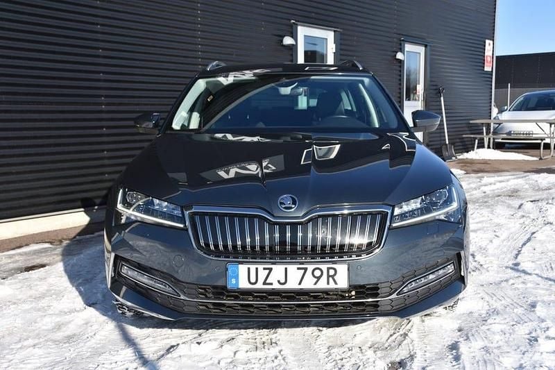 Begagnad Skoda Superb Business Line 218 HK (160 kW) 2022 Grå Kombi
