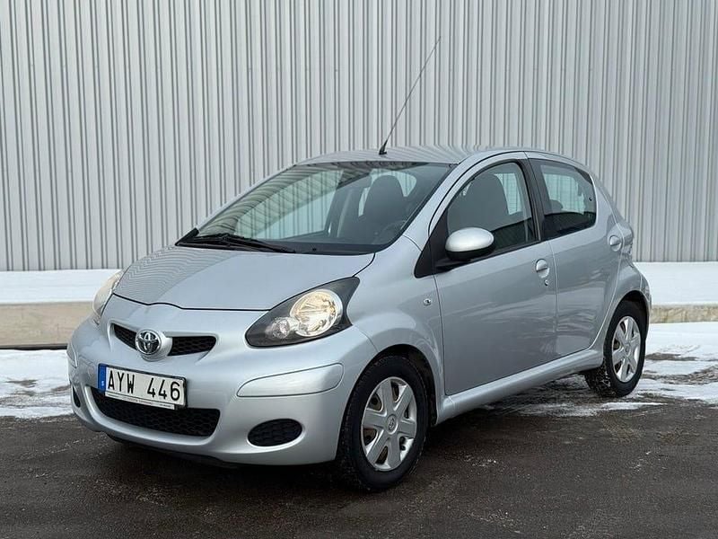 Begagnad Toyota Aygo 68 HK (50 kW) 2011 Silver Halvkombi