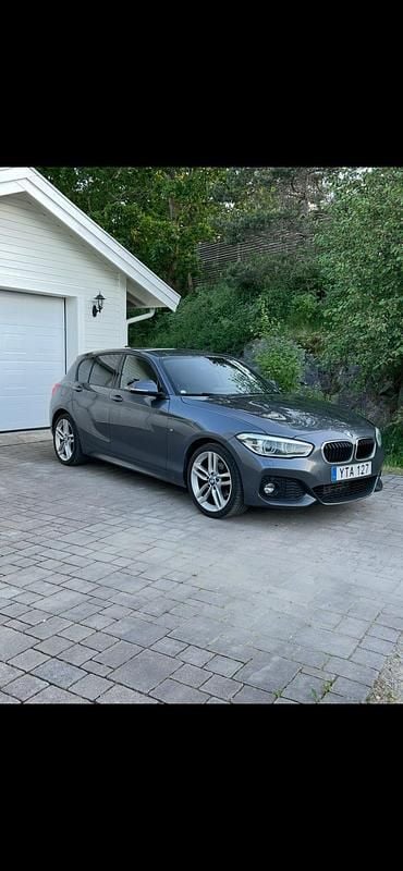 Begagnad 2019 BMW 120 M Sport Halvkombi | 177 900 kr (Superpris) - Bild 1/4