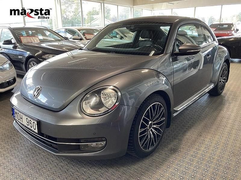 Mörkgrå Begagnad 2011 VW Beetle Halvkombi | 64 900 kr (Marknadspris) - Bild 1/4