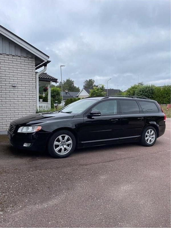 Svart Begagnad 2014 Volvo V70 Kinetic Kombi | 77 000 kr (Marknadspris) - Bild 1/4