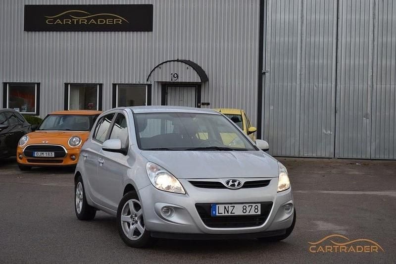 Silver Begagnad 2011 Hyundai i20 Select Halvkombi | 64 900 kr (Marknadspris) - Bild 1/4