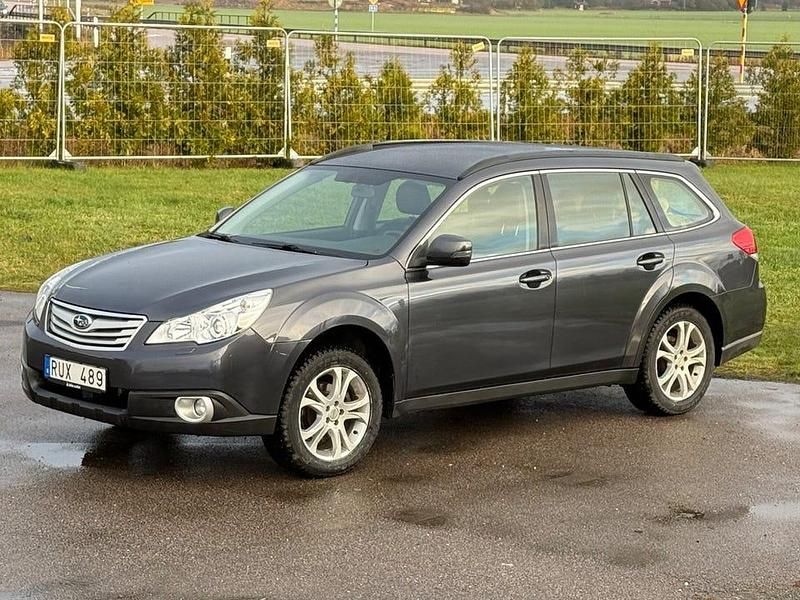 Grå metallic Begagnad 2012 Subaru Outback Kombi | 117 500 kr (Lite dyr) - Bild 1/4