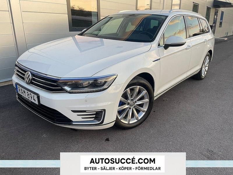 Vit Begagnad 2016 VW Passat GTE Kombi | 149 900 kr (Marknadspris) - Bild 1/4