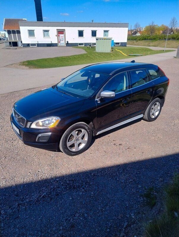 Svart Begagnad 2012 Volvo XC60 R-Design SUV | 124 900 kr (Bra pris) - Bild 1/4