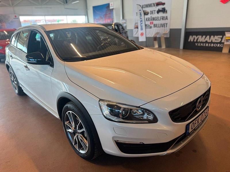 Vit Begagnad 2016 Volvo V60 CC Summum Kombi | 209 900 kr (Marknadspris) - Bild 1/4