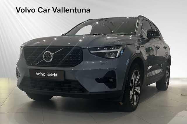 Grå Begagnad 2023 Volvo XC40 Plus SUV | 399 900 kr (Marknadspris) - Bild 1/3
