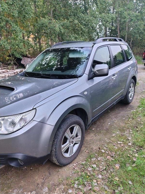 Silver Begagnad 2010 Subaru Forester SUV | 25 000 kr (Superpris) - Bild 1/4