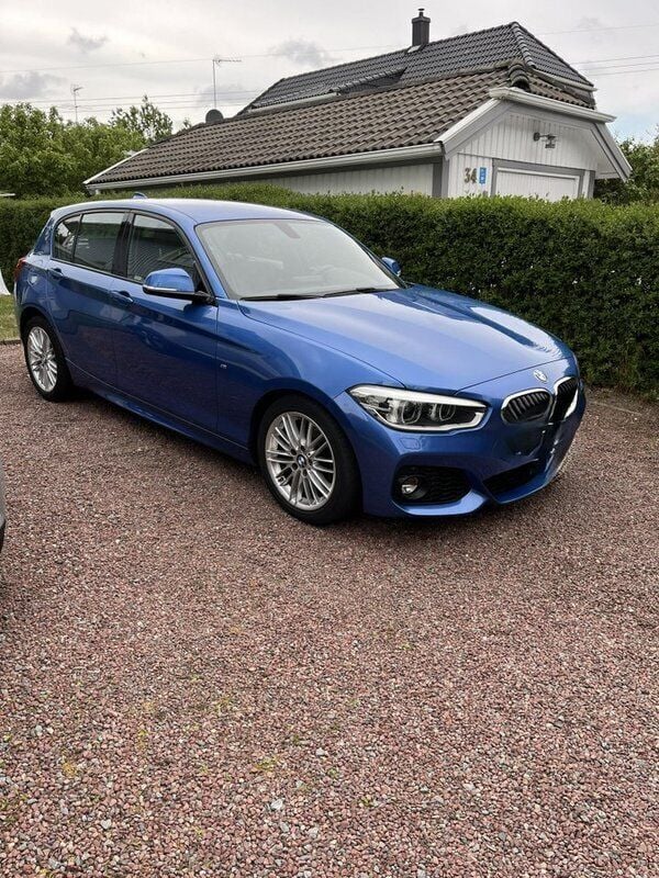Blå Begagnad 2019 BMW 118 M Sport Halvkombi | 169 000 kr (Superpris) - Bild 1/4