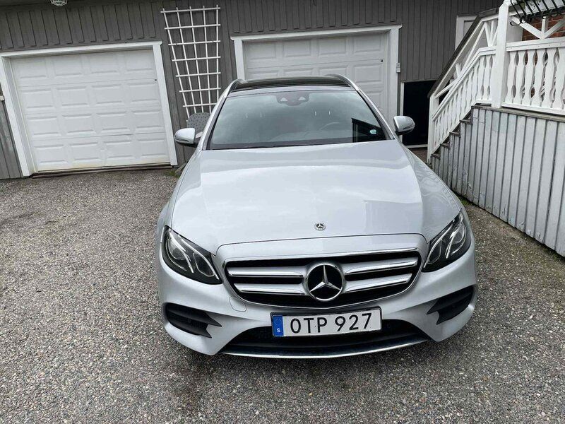 Silver Begagnad 2017 Mercedes E220 AMG line Kombi | 299 000 kr (Marknadspris) - Bild 1/4