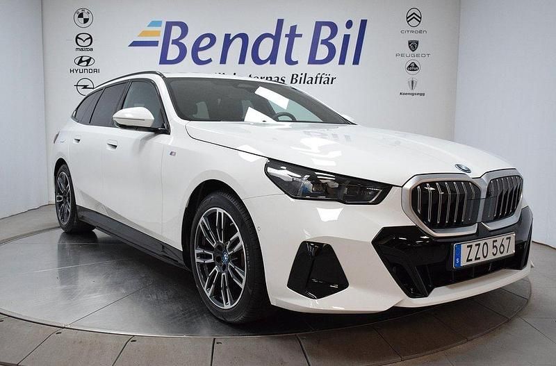 Oxide grey metallic Begagnad 2024 BMW 530e M Sport Kombi | 679 500 kr - Bild 1/3
