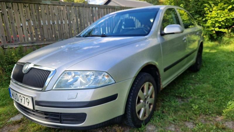 Silver Begagnad 2005 Skoda Octavia Halvkombi | 17 000 kr (Marknadspris) - Bild 1/4