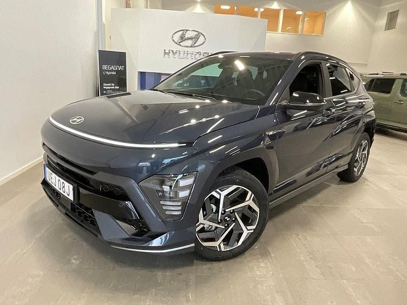 Denim blue metallic Ny 2024 Hyundai Kona N Line SUV | 369 500 kr - Bild 1/4