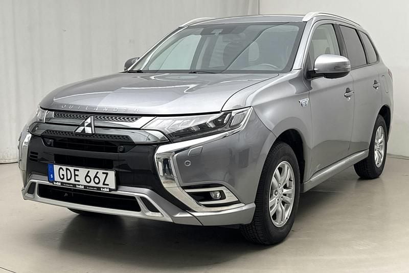 Grå Begagnad 2020 Mitsubishi Outlander SUV | 239 000 kr (Marknadspris) - Bild 1/4