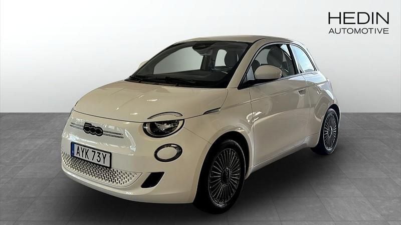 Vit (white) Begagnad 2022 Fiat 500e Icon Halvkombi | 199 990 kr (Marknadspris) - Bild 1/4