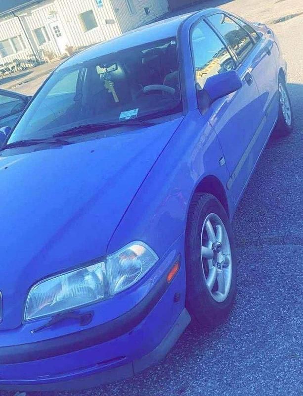 Blå Begagnad 2000 Volvo S40 SE Sedan | 31 000 kr (Lite dyr) - Bild 1/3