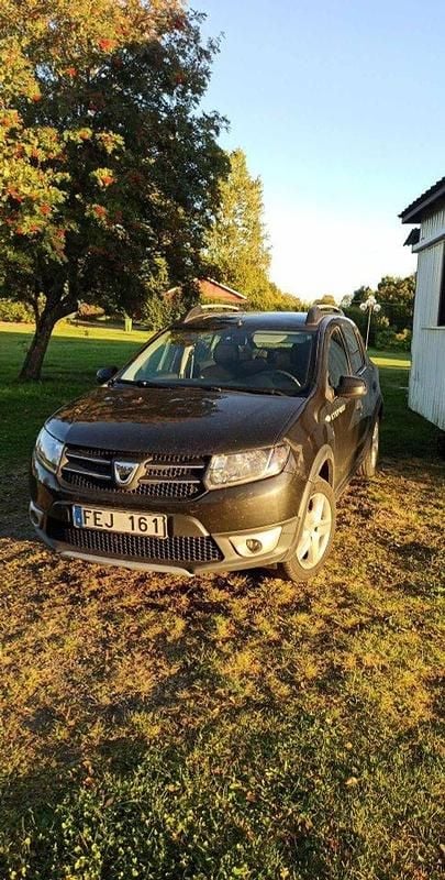 Svart Begagnad 2014 Dacia Sandero Stepway Halvkombi | 38 000 kr (Marknadspris) - Bild 1/4