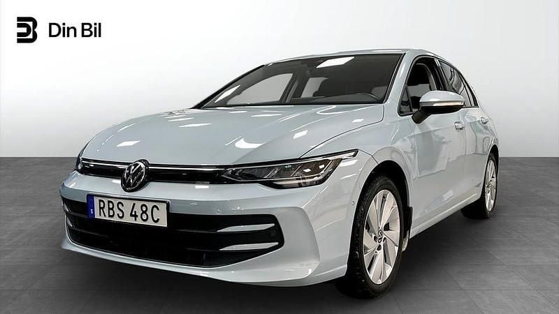 Ljusblå Begagnad 2024 VW Golf VIII Kombi | 319 800 kr (Marknadspris) - Bild 1/4