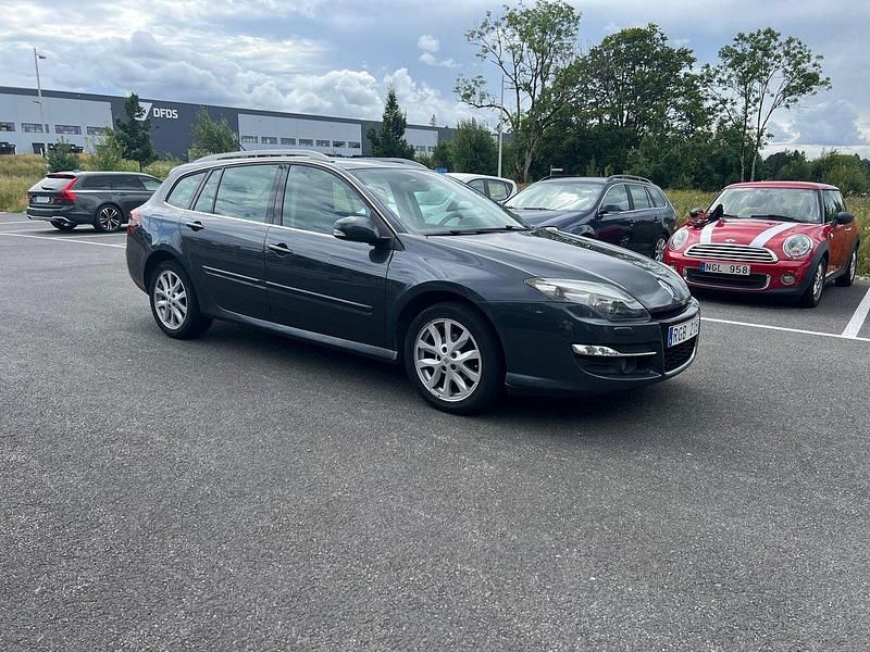 Mörkgrå (grå) Begagnad 2011 Renault Laguna GrandTour Kombi | 44 900 kr (Marknadspris) - Bild 1/4