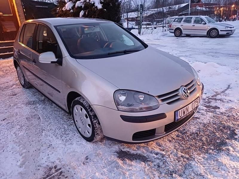 Brun Begagnad 2004 VW Golf IV Trendline Halvkombi | 24 000 kr (Marknadspris) - Bild 1/4