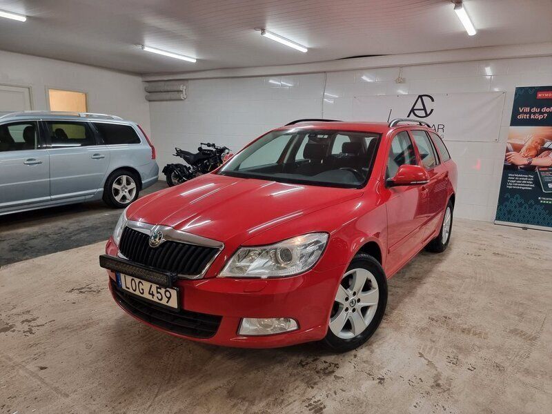 Begagnad Skoda Octavia Elegance 102 HK (75 kW) 2011 Röd Kombi