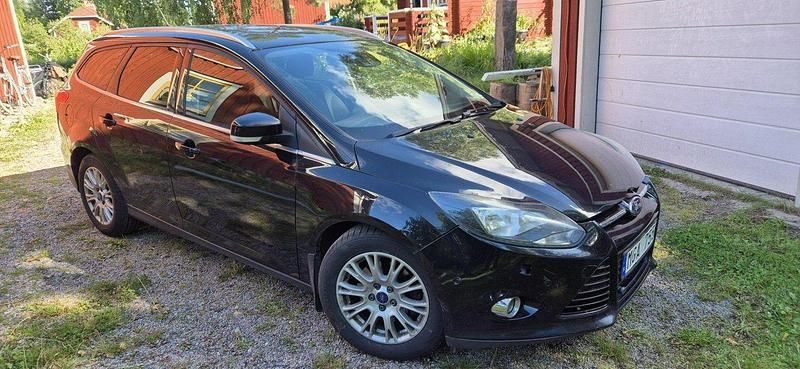 Svart Begagnad 2012 Ford Focus Titanium Kombi | 39 000 kr (Marknadspris) - Bild 1/4