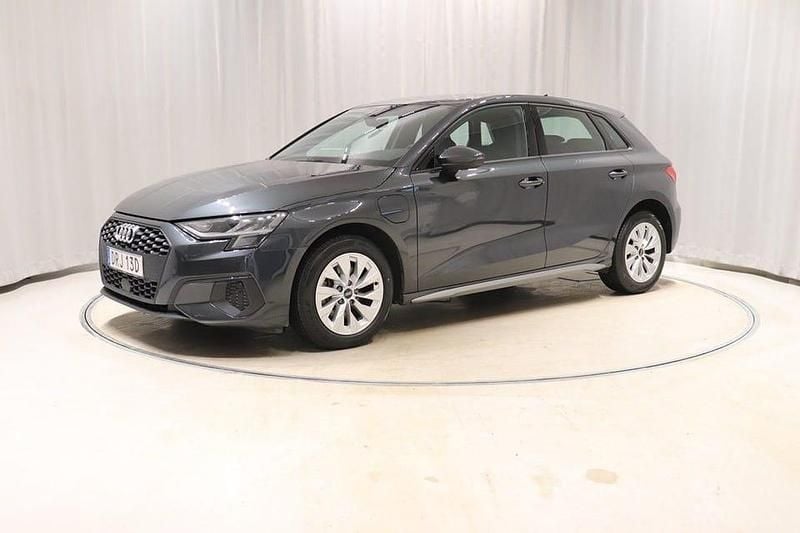 Manhattangrå Begagnad 2023 Audi A3 | 229 900 kr (Bra pris) - Bild 1/4