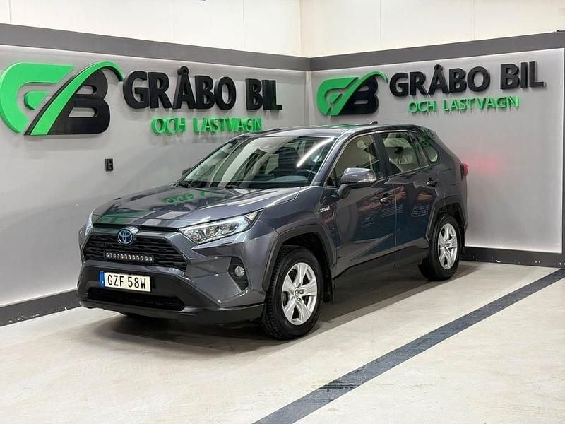 Mörkgrå (grå) Begagnad 2021 Toyota RAV4 Hybrid Active SUV | 279 900 kr (Lite dyr) - Bild 1/4