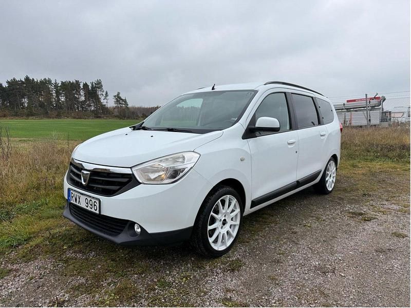 Vit Begagnad 2014 Dacia Lodgy Minibuss | 49 900 kr (Bra pris) - Bild 1/4