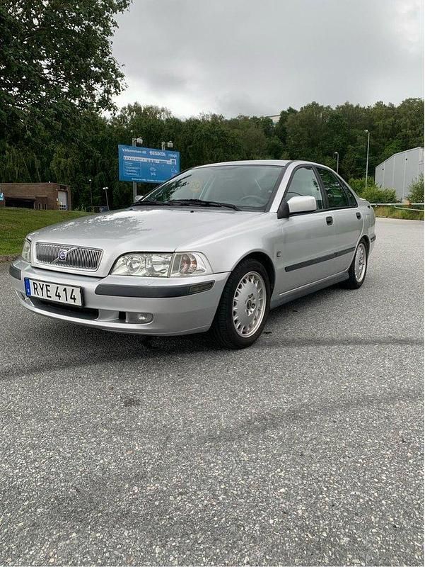 Grå Begagnad 2001 Volvo S40 Sedan | 34 900 kr (Bra pris) - Bild 1/4
