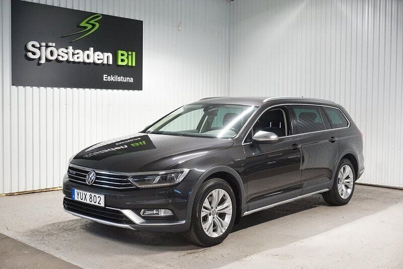 Mörkgrå Begagnad 2017 VW Passat Alltrack Kombi | 244 900 kr (Lite dyr) - Bild 1/4