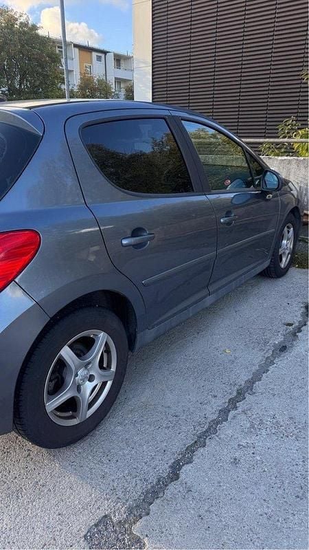 Grå Begagnad 2007 Peugeot 207 Sport Halvkombi | 28 000 kr (Marknadspris) - Bild 1/4