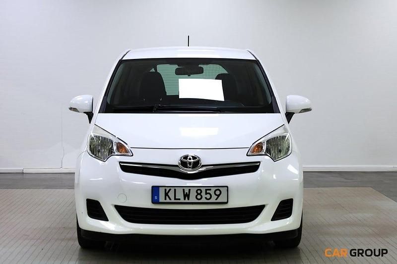 Vit Begagnad 2014 Toyota Verso-S Multidrive S Minibuss | 109 900 kr (Marknadspris) - Bild 1/4