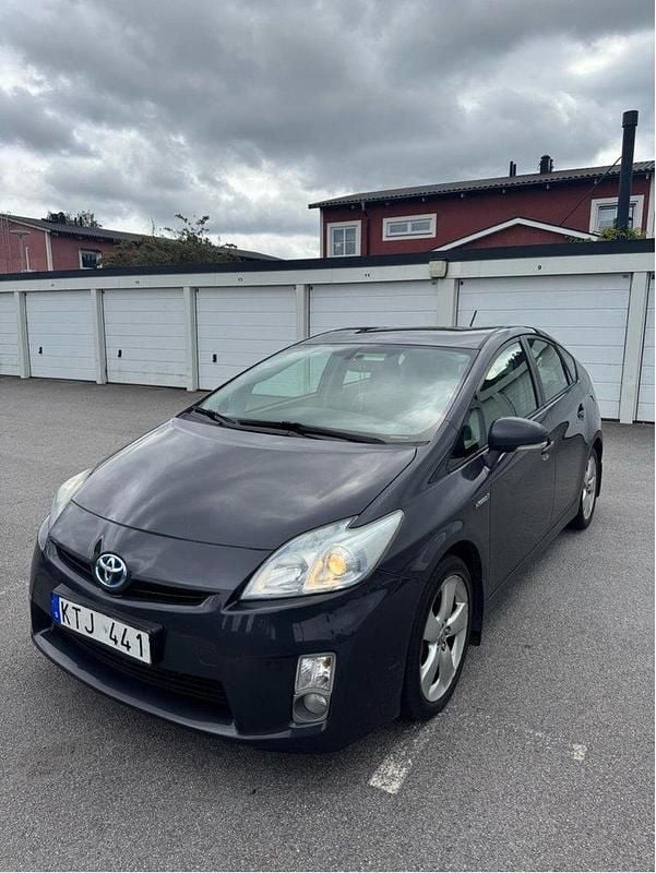 Grå Begagnad 2010 Toyota Prius Halvkombi | 79 900 kr (Marknadspris) - Bild 1/4