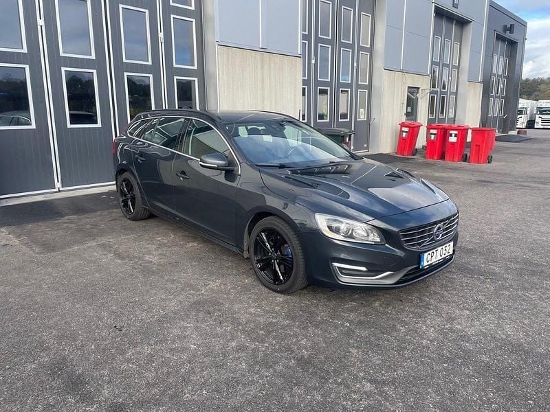 Grå Begagnad 2015 Volvo V60 Business Edition Kombi | 109 000 kr (Bra pris) - Bild 1/4