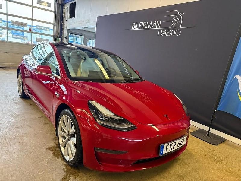Begagnad Tesla Model 3 Long Range AWD 339 kW (462 HK) 2019 Röd Sedan