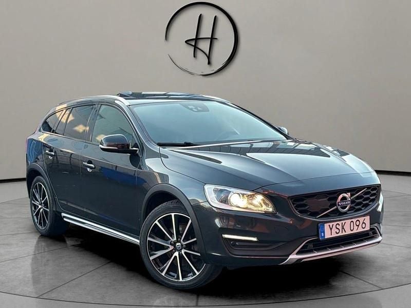 Grå Begagnad 2017 Volvo V60 CC Standard Kombi | 157 900 kr (Dyr) - Bild 1/4