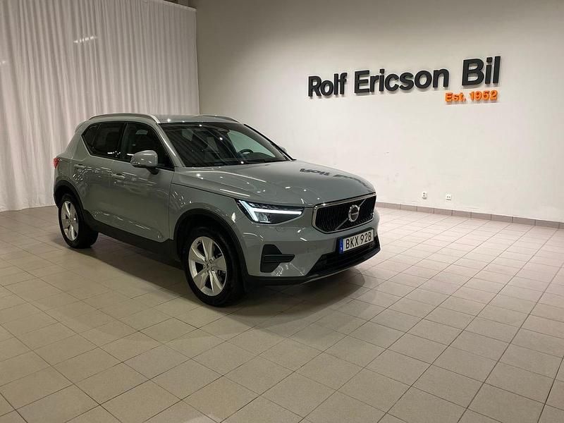 Grå Begagnad 2024 Volvo XC40 Core SUV | 339 500 kr (Marknadspris) - Bild 1/4