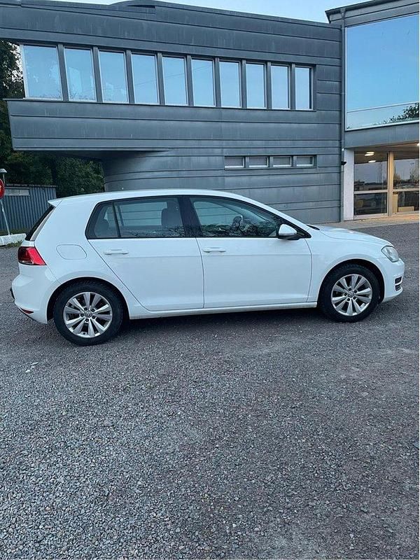 Vit Begagnad 2014 VW Golf VII Halvkombi | 77 000 kr (Bra pris) - Bild 1/4