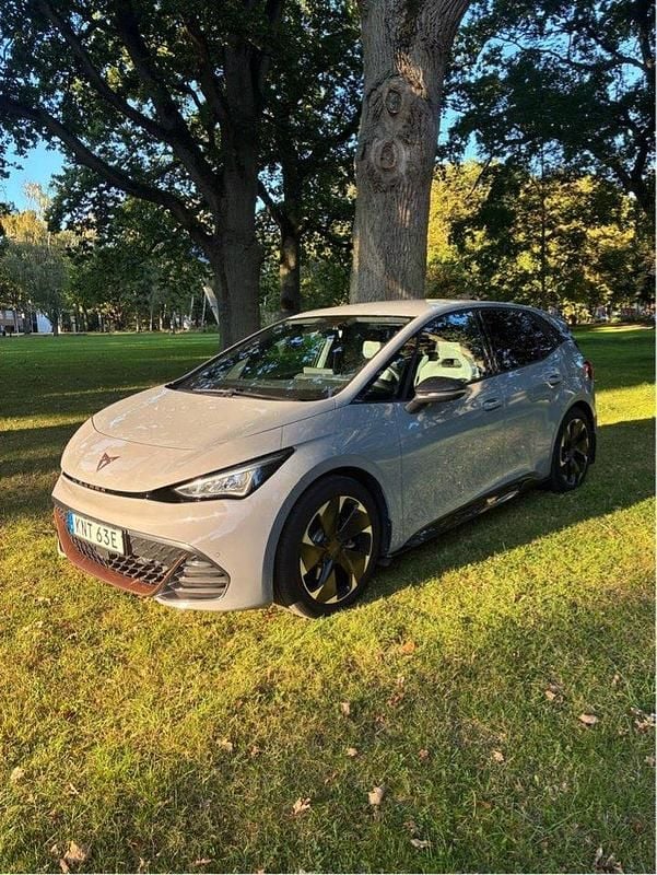Grå Begagnad 2023 Cupra Born Halvkombi | 285 000 kr (Marknadspris) - Bild 1/4