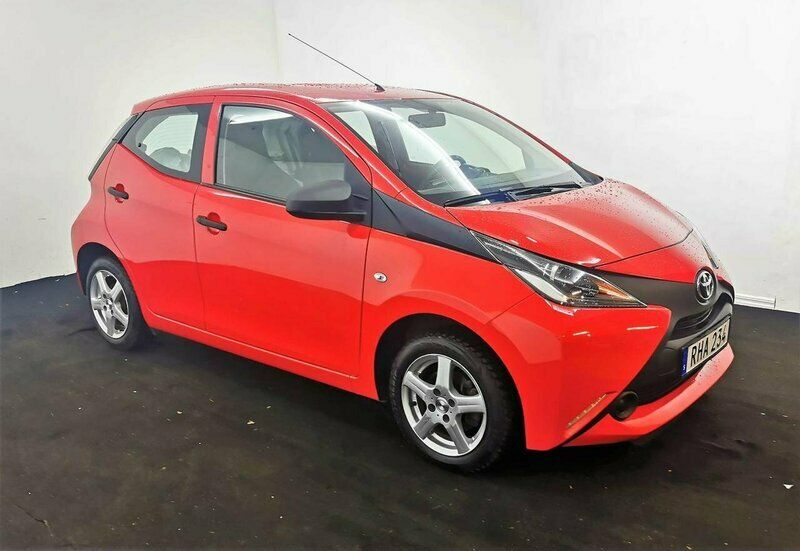 Begagnad Toyota Aygo 69 HK (50 kW) 2016 Röd Halvkombi