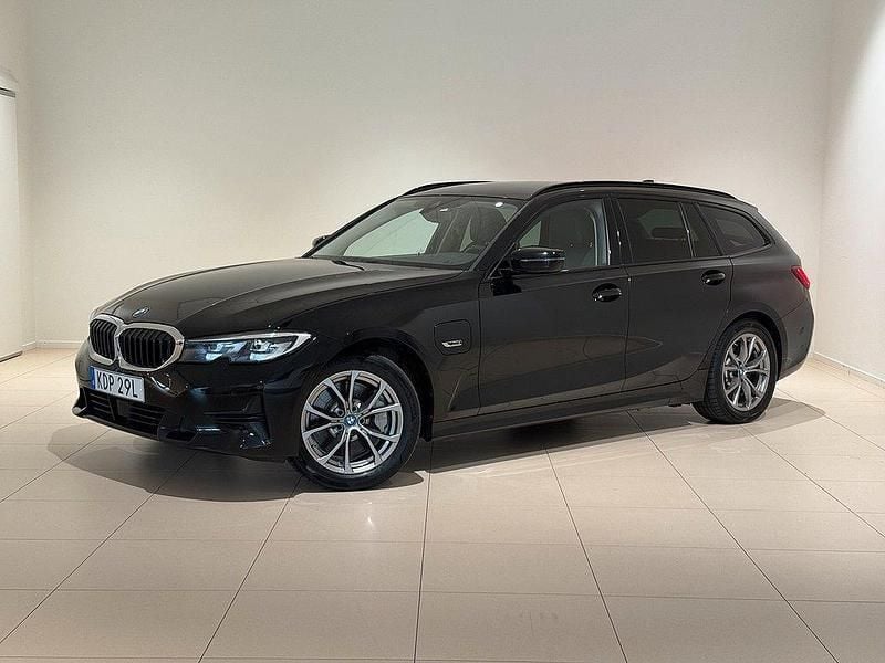 Svart Begagnad 2022 BMW 330e Sport Line Kombi | 324 000 kr (Marknadspris) - Bild 1/4