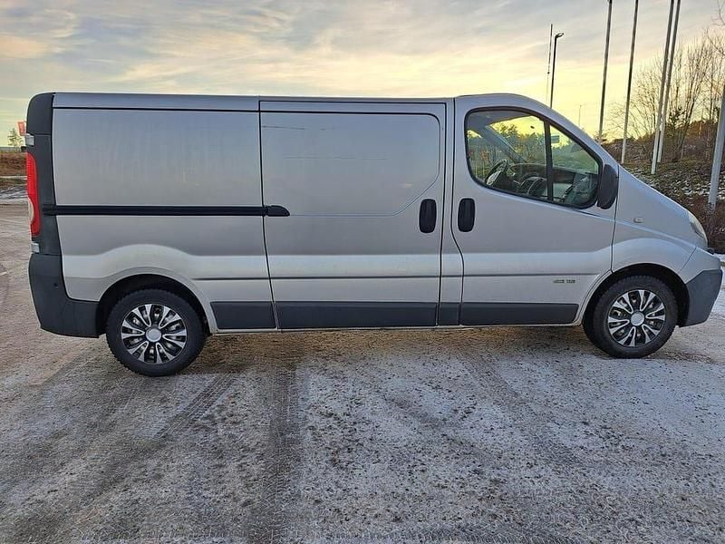 Begagnad Renault Trafic 115 HK (84 kW) 2007 Silver metallic Minibuss