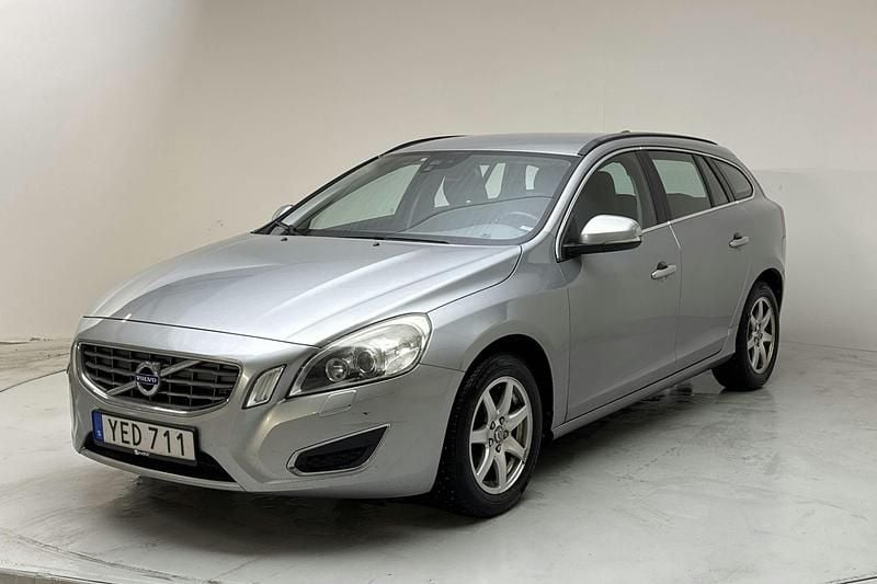 Silver Begagnad 2012 Volvo V60 Momentum Kombi | 81 000 kr (Superpris) - Bild 1/4