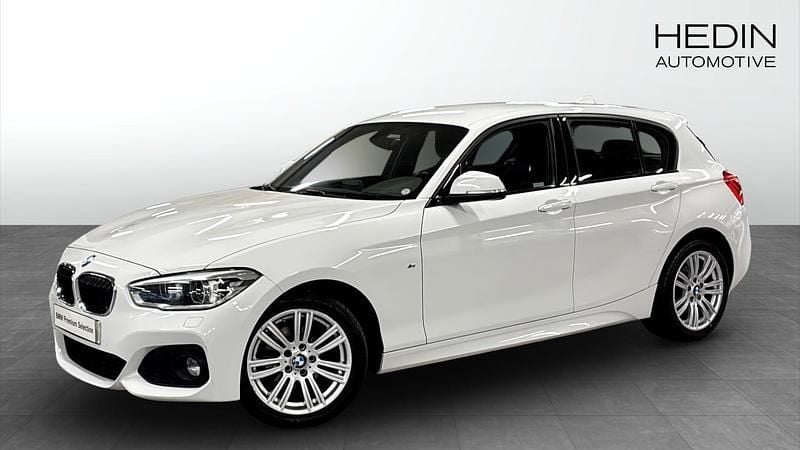 Vit (white) Begagnad 2017 BMW 118 M Sport Halvkombi | 178 700 kr (Marknadspris) - Bild 1/4