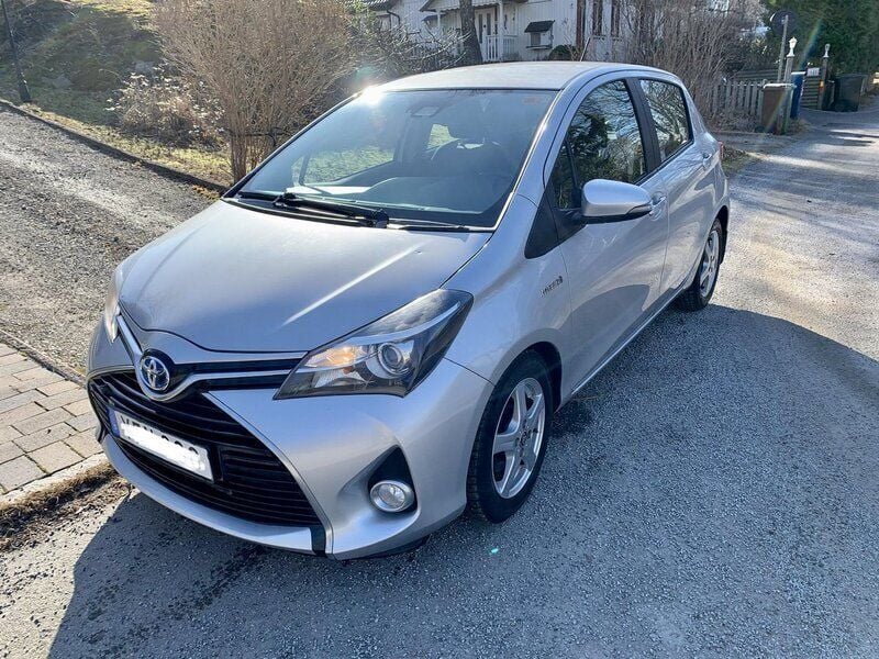 Silver Begagnad 2016 Toyota Yaris Hybrid Active Halvkombi | 117 000 kr (Bra pris) - Bild 1/4