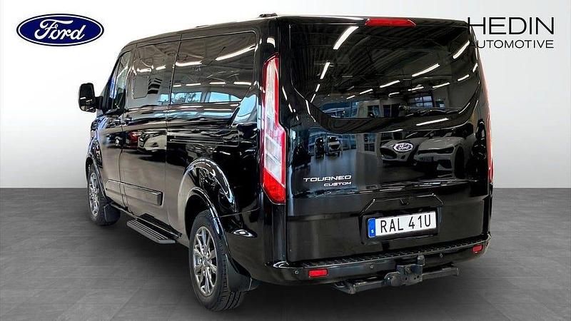 Begagnad Ford Tourneo 170 HK (125 kW) 2023 Svart (black) Minibuss