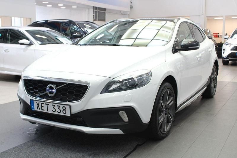 Vit Begagnad 2015 Volvo V40 CC Momentum Kombi | 159 900 kr (Marknadspris) - Bild 1/4