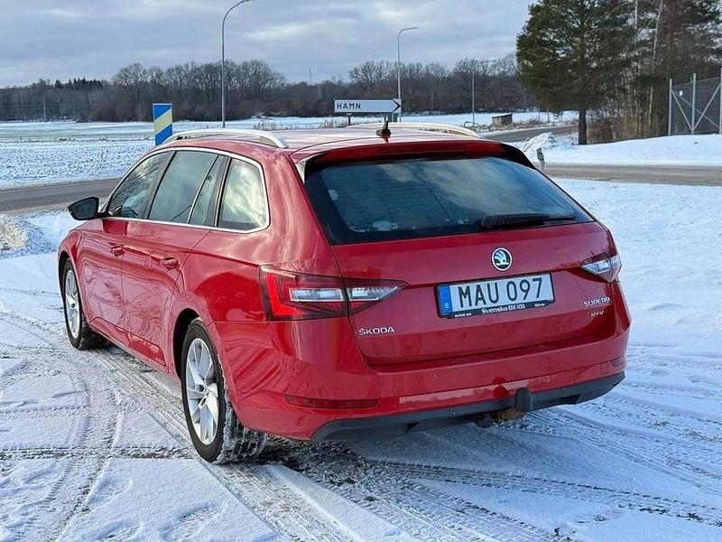 Begagnad Skoda Superb Style 150 HK (110 kW) 2016 Röd Kombi