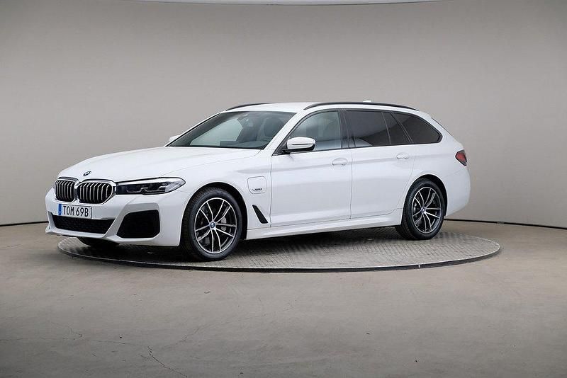 Vit Begagnad 2023 BMW 530e M Sport Kombi | 409 000 kr (Marknadspris) - Bild 1/4